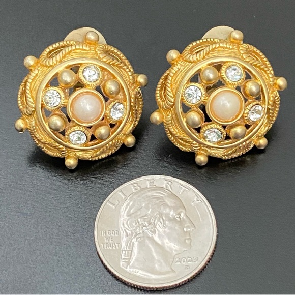 Vintage Unsigned Gold-tone Faux Pearl Rhinestones Dome Clip On Earrings 24g - Picture 5 of 13